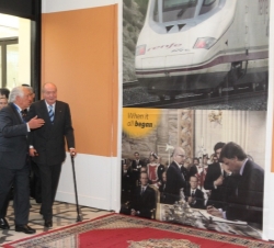 Don Juan Carlos es recibido por Carlos Espinosa de los Monteros, Marqués de Valtierra y Alto Comisionado del Gobierno para la Marca España